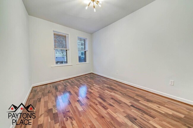 Building Photo - Spacious Apartment with Outdoor space