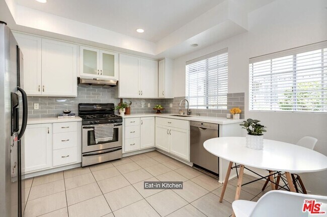 Building Photo - 850 N Poinsettia Pl