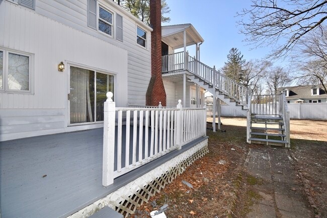 Building Photo - 582 Springfield St