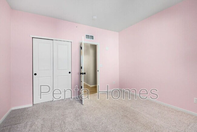 Building Photo - 563 Vicot Wy