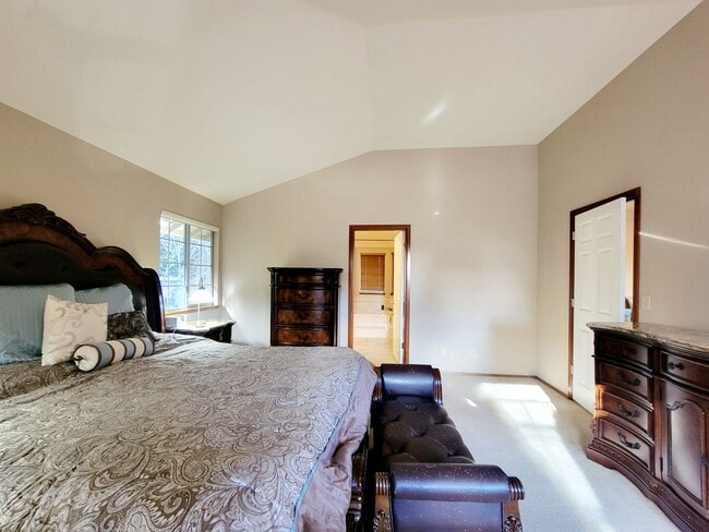 Building Photo - Stunning 4bd centrally located in desirable Ridgetop area