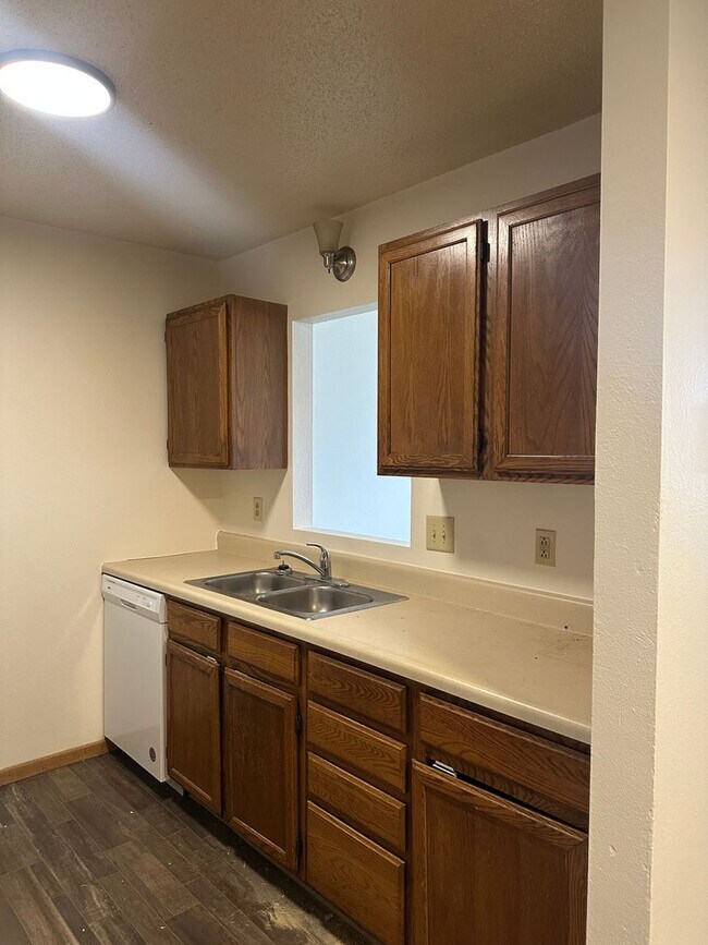 Interior Photo - Eastwood 1204