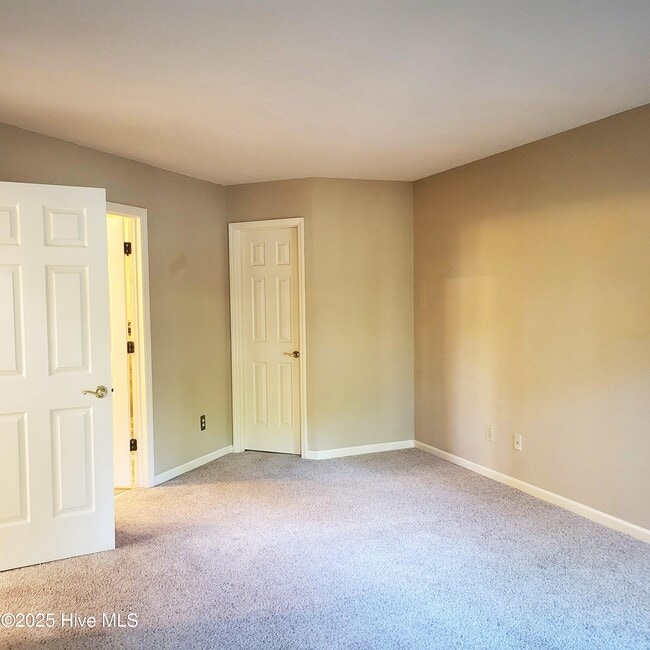 Building Photo - 301 Hampton Dr