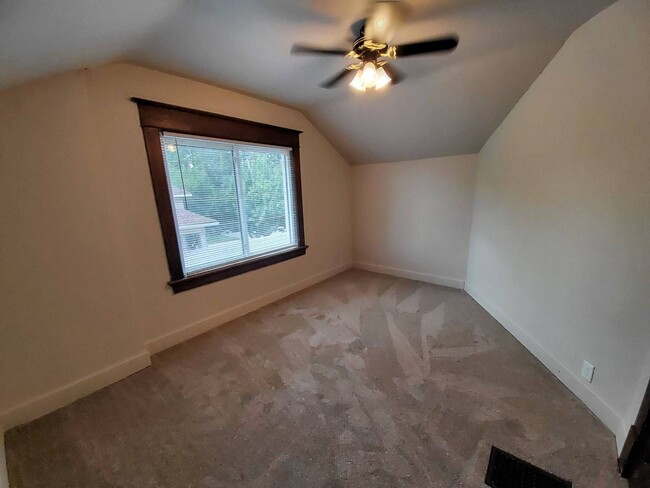 Building Photo - 1102 Chicago St