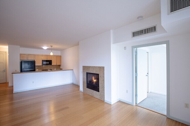 Building Photo - Sweet + secure 1/1 condo with parking, extra storage room