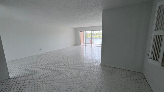 Building Photo - 879 NE 195th St