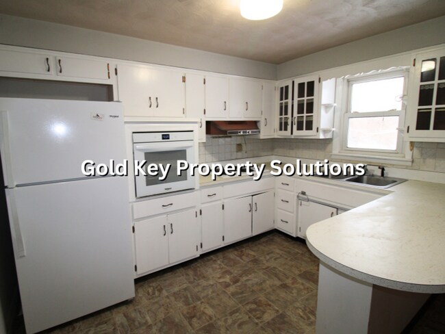 Building Photo - 3 Bedroom 1 Bath Brick Ranch Home w/ Fenced Backyard (SECTION 8 APPROVED)