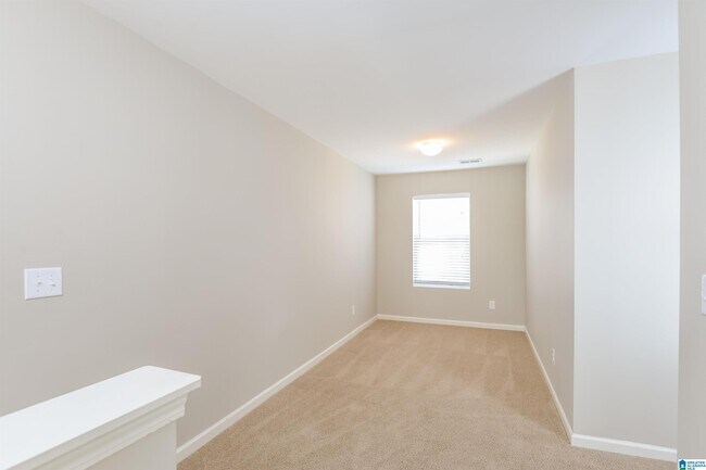 Building Photo - 900 Hawthorn Ln
