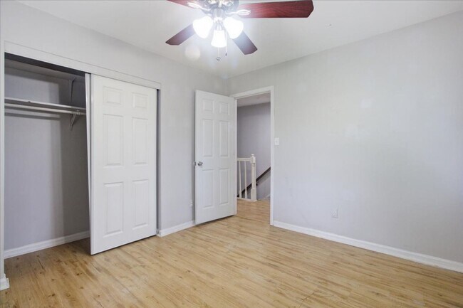 Building Photo - 208 Greenbriar Dr