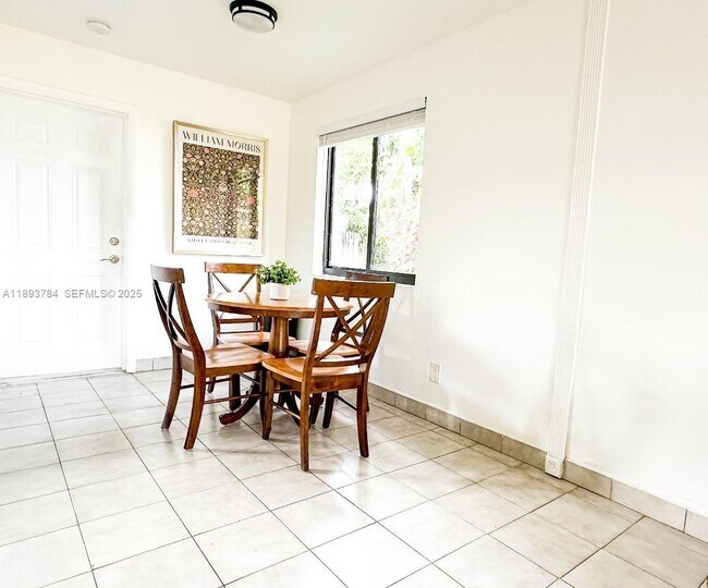 Building Photo - 1505 SW 22nd St