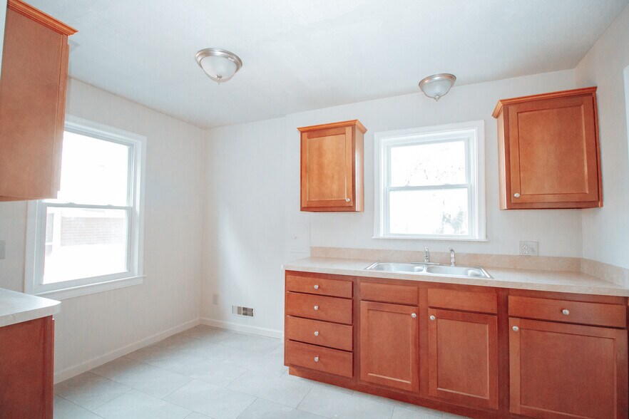 Building Photo - 3518 Almeda Dr