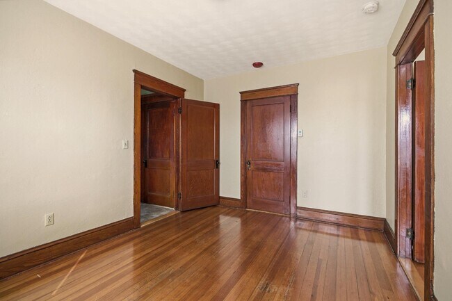 Building Photo - 984 York Ave