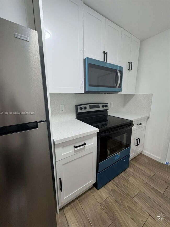 Building Photo - 3 bedroom in Hallandale FL 33009