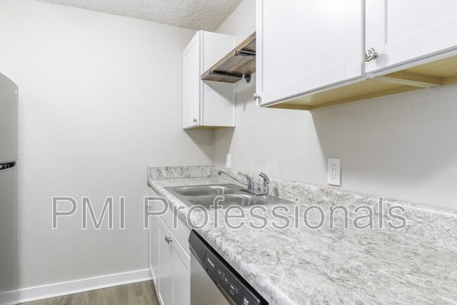 Building Photo - 135 Kingsridge Dr