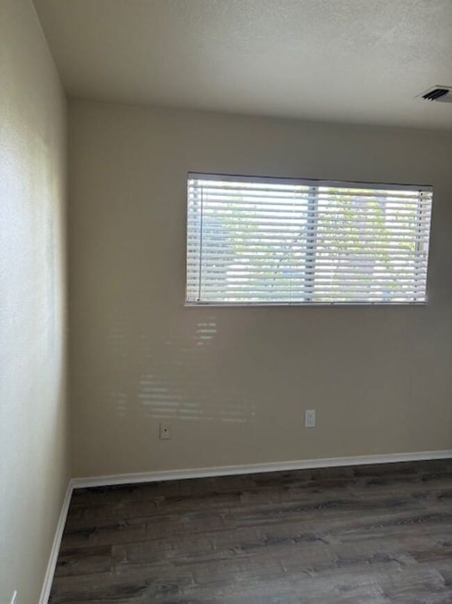 Building Photo - Single story, 3 bed 1.5 bath home.