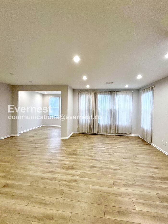 Building Photo - 830 S Greenway Dr