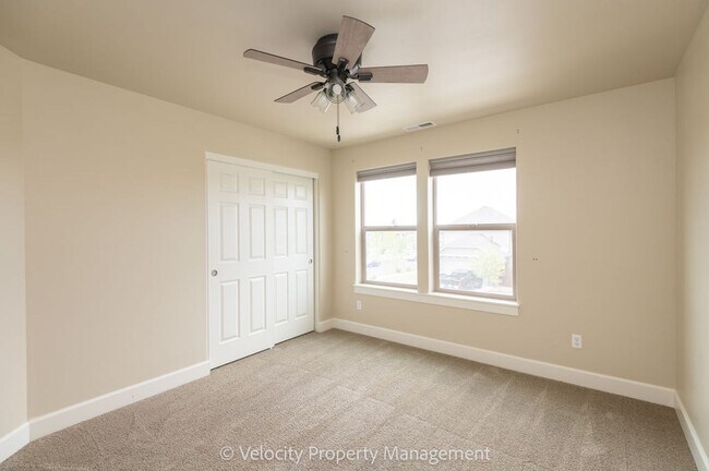 Building Photo - Beautiful NE Bend Home with Community Pool...