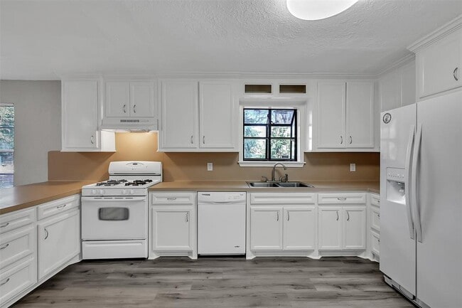 Building Photo - 29806 Lazy Ln
