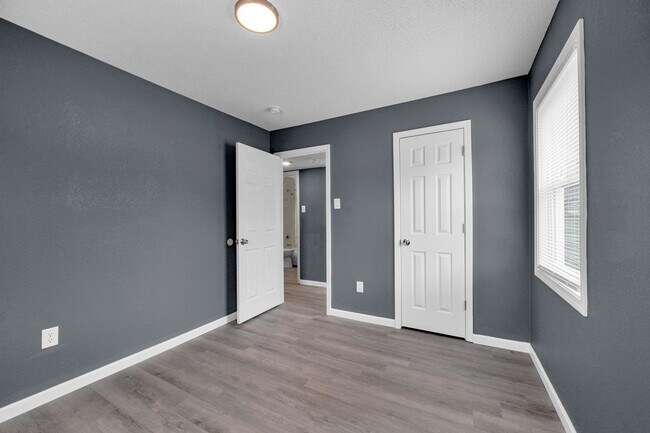 Building Photo - Move in Ready!   2 Bed / 1 bath Apartment