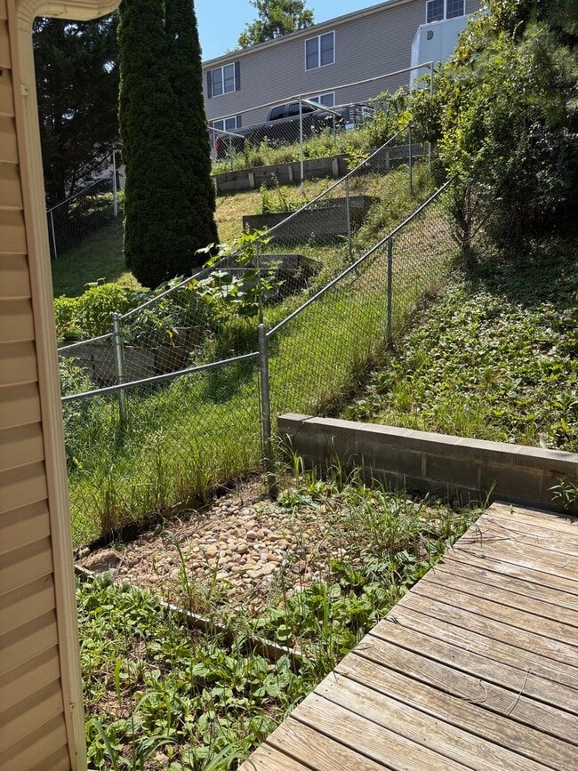 Building Photo - 3 Bedroom/2.5 Bath Townhome located in clo...