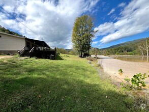 Building Photo - 3-Bedroom Home on the Water!