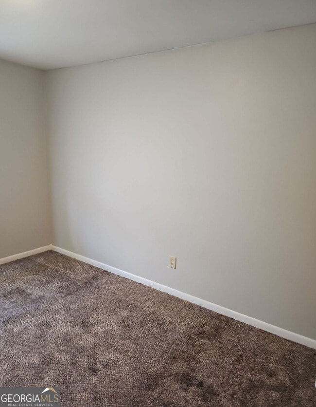 Building Photo - 6494 Lower Dixie Lake Rd