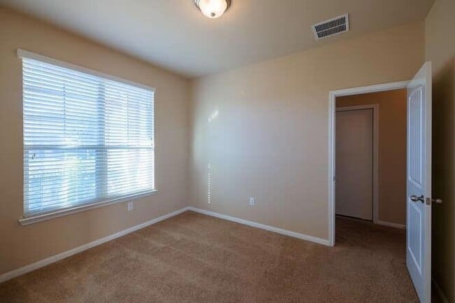 Building Photo - 402 Zenith Rd