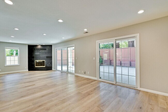 Building Photo - Beautiful and spacious 3 bedroom 2.5 bath ...