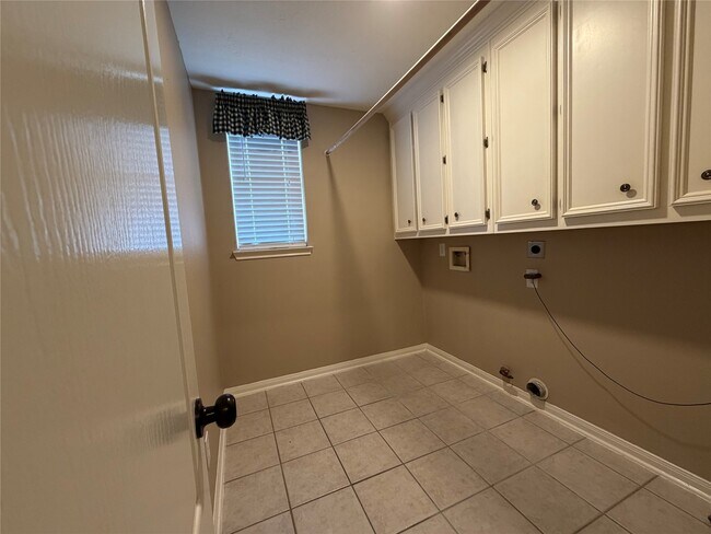 Building Photo - 1113 Shadowbend
