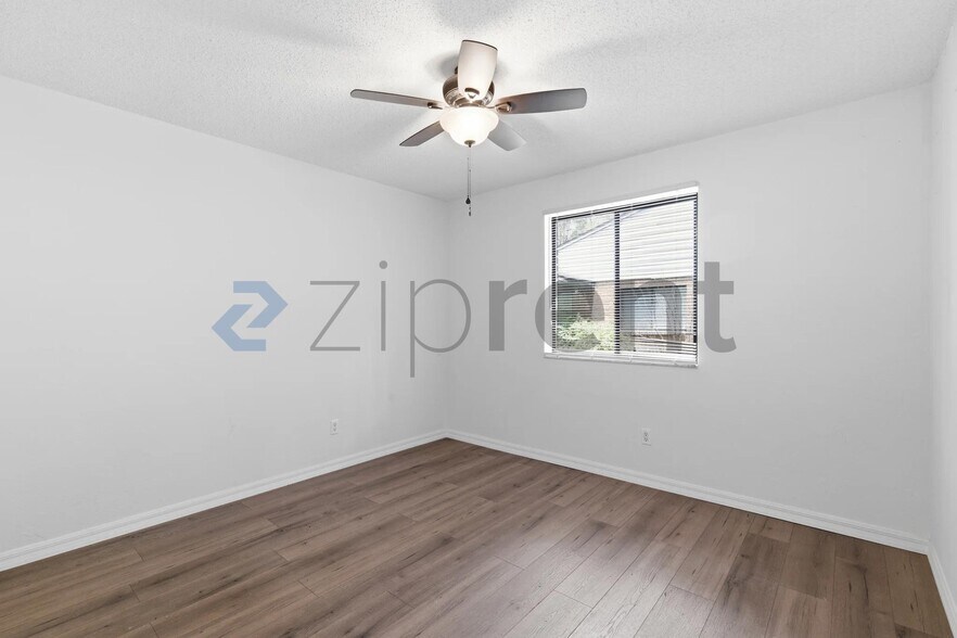 Building Photo - Unit