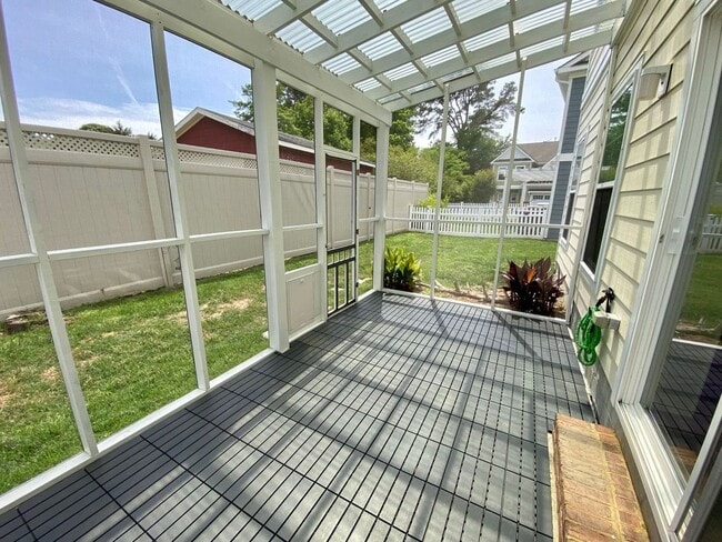 Building Photo - Introducing a stunning Condo with a coasta...