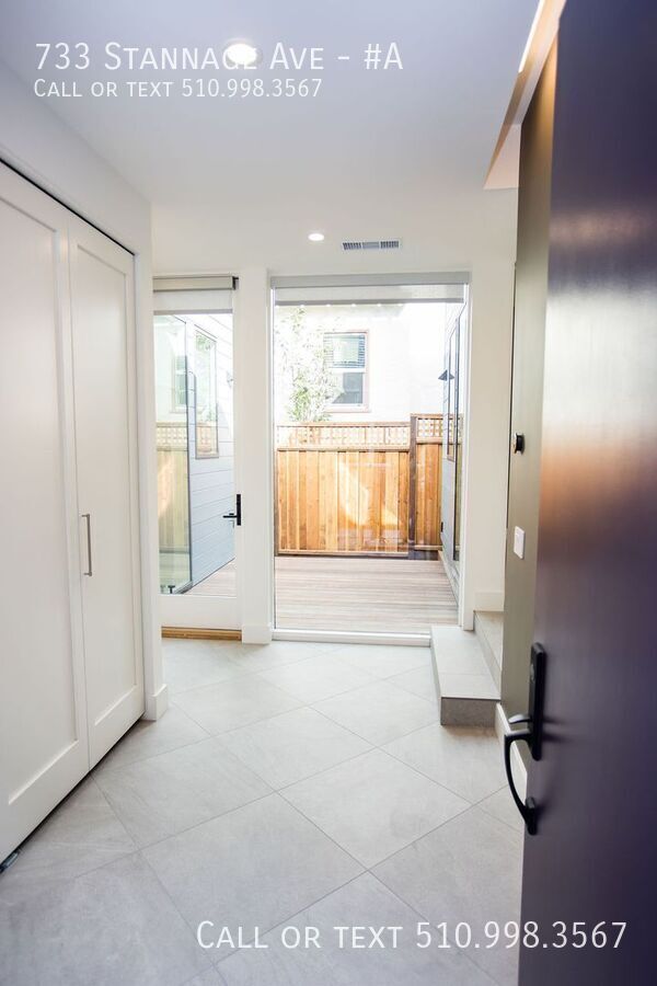 Building Photo - 733 Stannage Ave