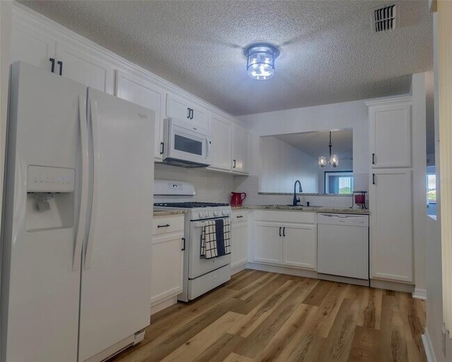 Building Photo - 1807 Garden Lake Dr