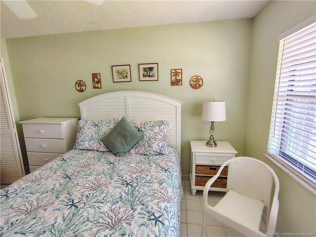 Building Photo - 5211 SE Sea Island Way