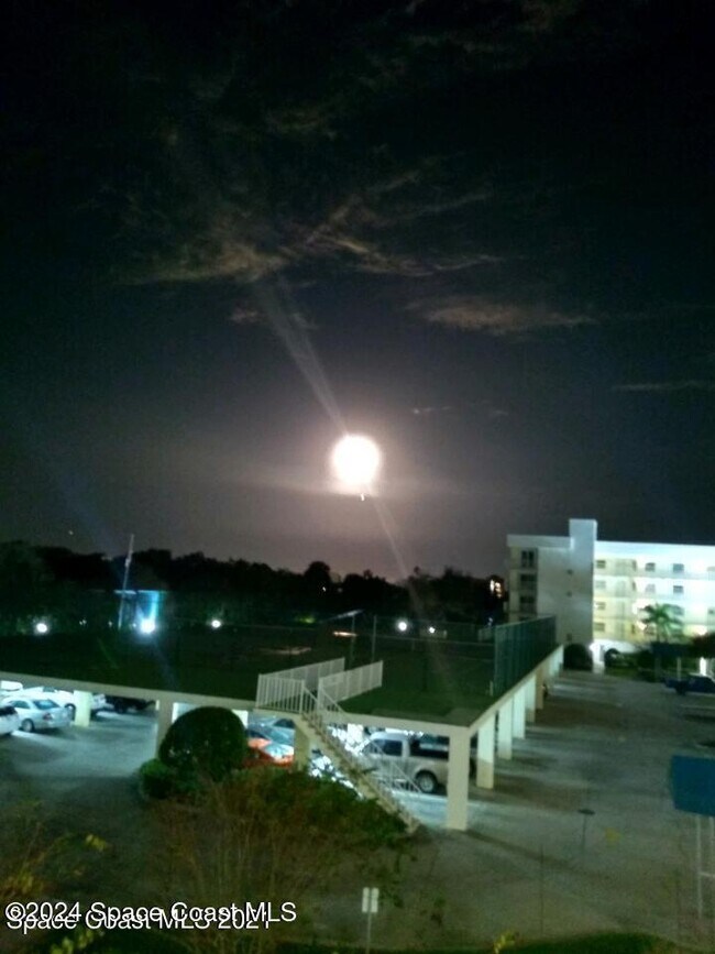 Building Photo - 8700 Ridgewood Ave