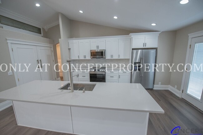 Building Photo - Attractive 4 Bed 3 Bathroom Home: Backing Park - 2 Car Garage