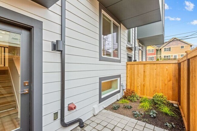 Building Photo - Stunning Brand-New Ballard Townhome with Air Conditioning