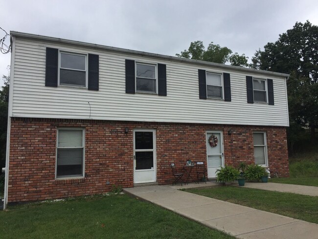 Building Photo - 2 Bedroom Townhouse