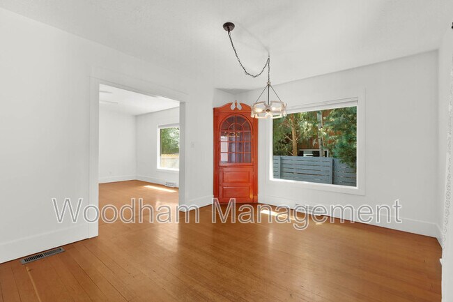 Building Photo - 407 N Broadway Ave