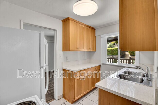 Building Photo - 8114 Fairview Ave