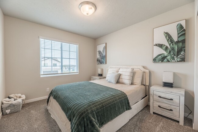 Building Photo - Open-Concept 3-Bedroom with Corner Lot Vie...