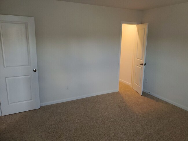 Building Photo - Beautiful Home minutes from the airport!
