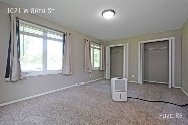Building Photo - 1021 W 86th St