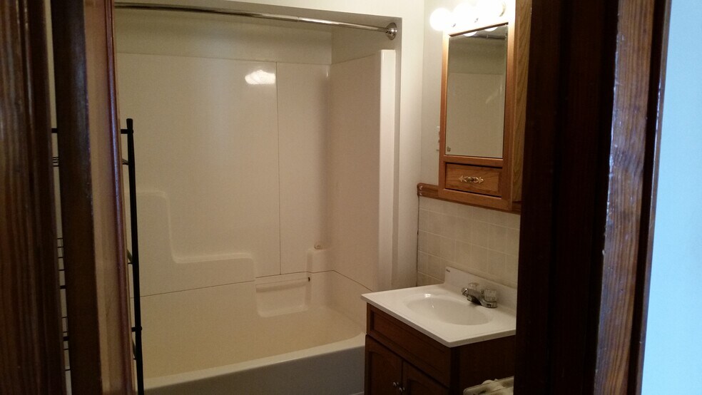 Bath - 249 Healy Ave