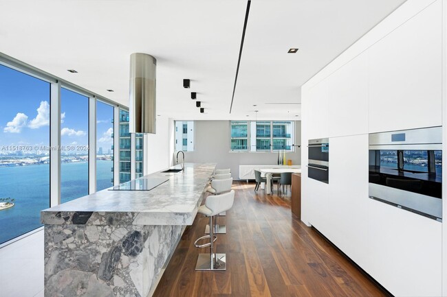 Building Photo - 1300 Brickell Bay Dr