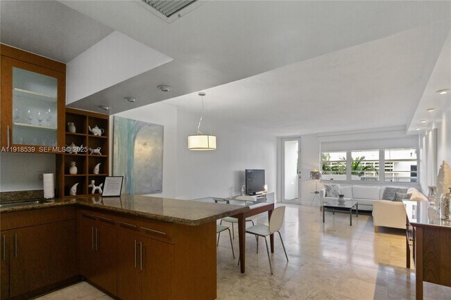 Building Photo - 100 Lincoln Rd