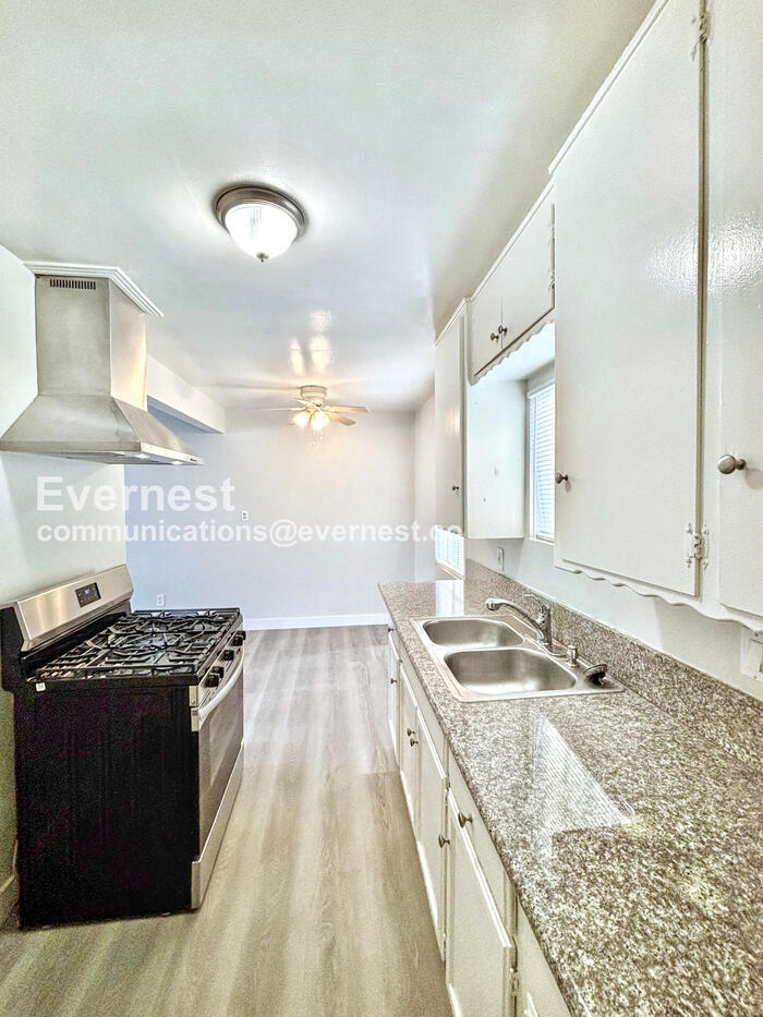 Building Photo - 1434 Plaza del Amo