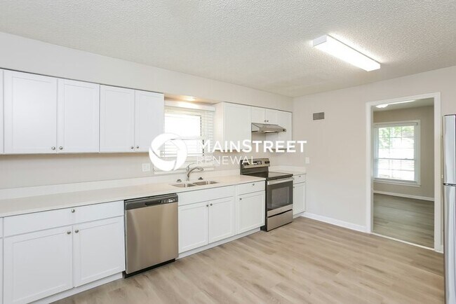 Building Photo - 4 Bedroom Pet-Friendly Home in Kansas City, MO with Main Street Renewal