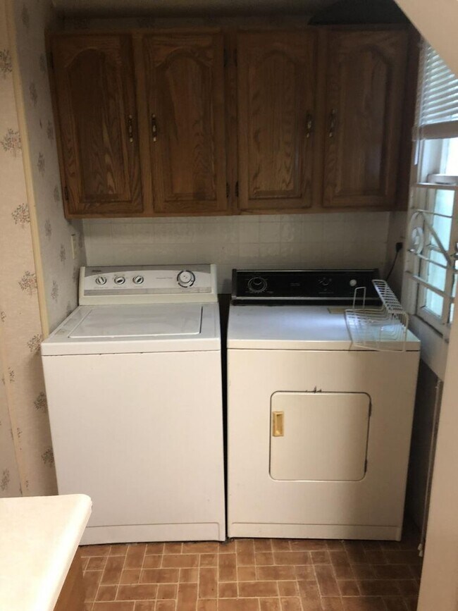 Building Photo - UK STUDENTS WELCOME! 5 Bedrooms, 2 Full Baths. UK CAMPUS ON WOODLAND AVE!