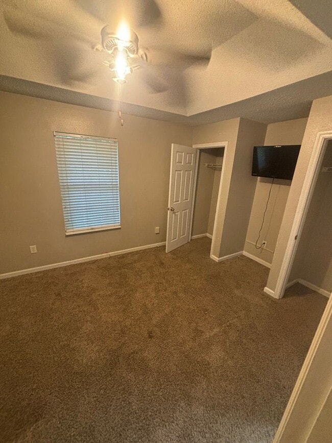 Building Photo - Spacious 3 BR 3 BA in Great Location!